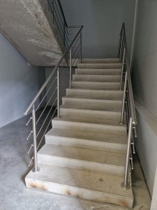 Įvairaus tipo turėklai laukui, patalpoms