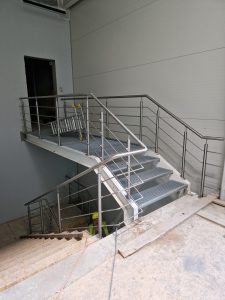 Įvairaus tipo turėklai laukui, patalpoms