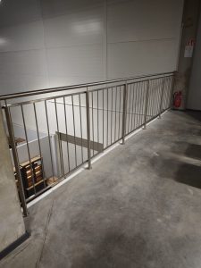 Įvairaus tipo turėklai laukui, patalpoms