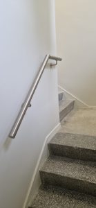 Įvairaus tipo turėklai laukui, patalpoms